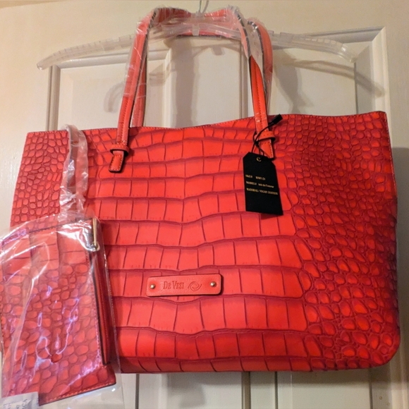 🩷💚🩷Red Faux Leather Tote With Wallet - Red (CALL OUTS) - Picture 2 of 12